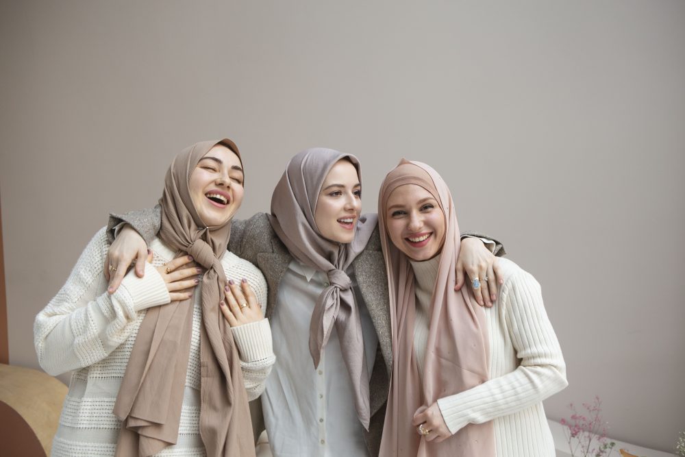 Mewah dan Islami! 7 Busana Muslim Trendi Untuk Umroh