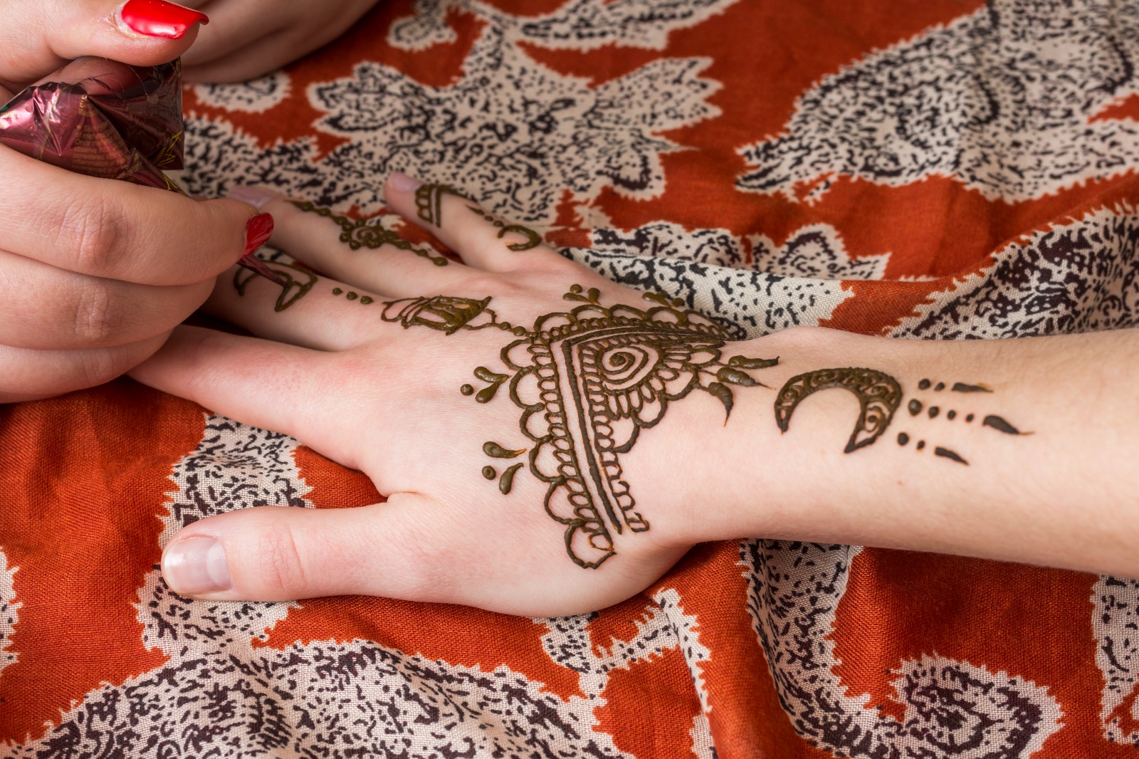 Inspirasi Model Henna Terbaru untuk Mempercantik Tangan di Idul Fitri!
